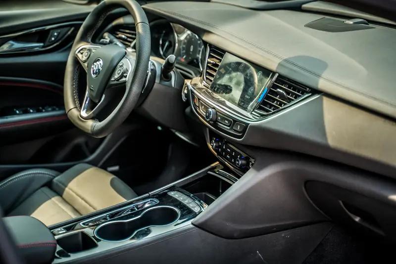 君威、迈锐宝XL、探界者这三款都是通用旗下的车。君威是别克品牌，主打主流家用，舒