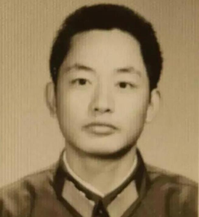 1984年我军的一名排长在山中巡逻，突然遇到三名解放军战士向他走来，并向他打招呼