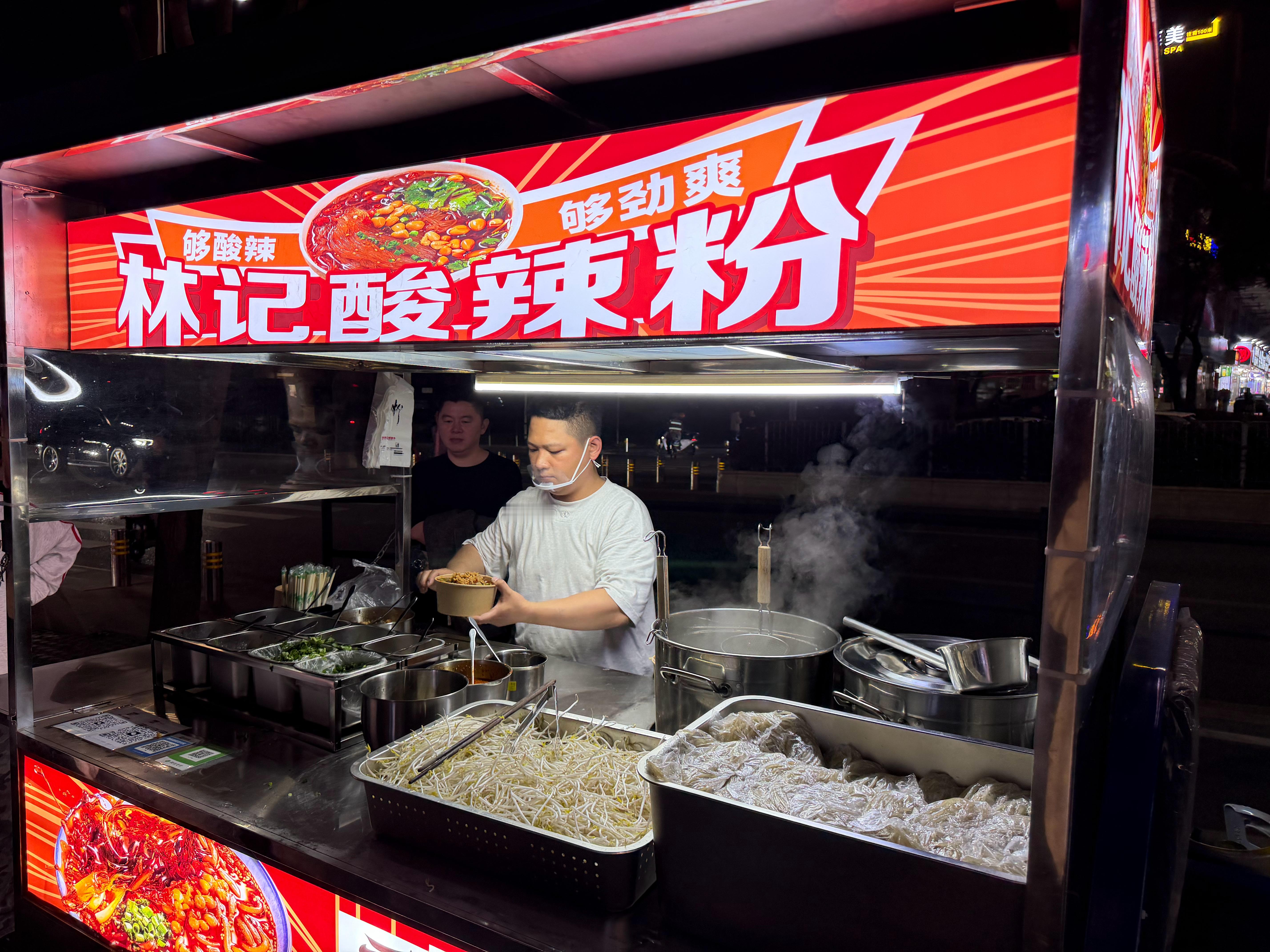 窝趣，住的附近100米，有一家网红美食，壹间公寓门口，只有晚上10点之后营业：林