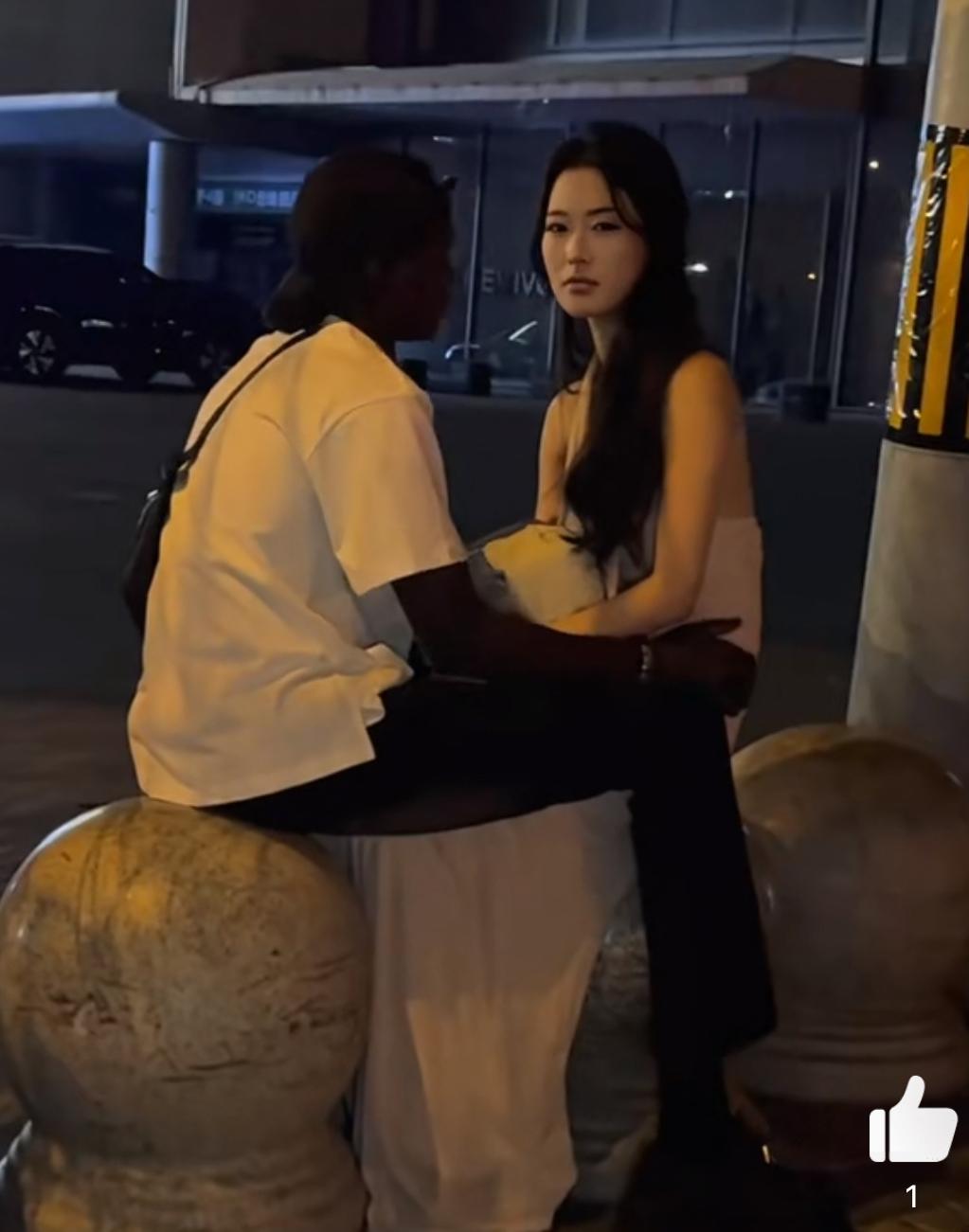 出来散步偶遇正在谈恋爱的黑哥哥，看不清面相，与之形成鲜明对比的是坐在石凳子上的女