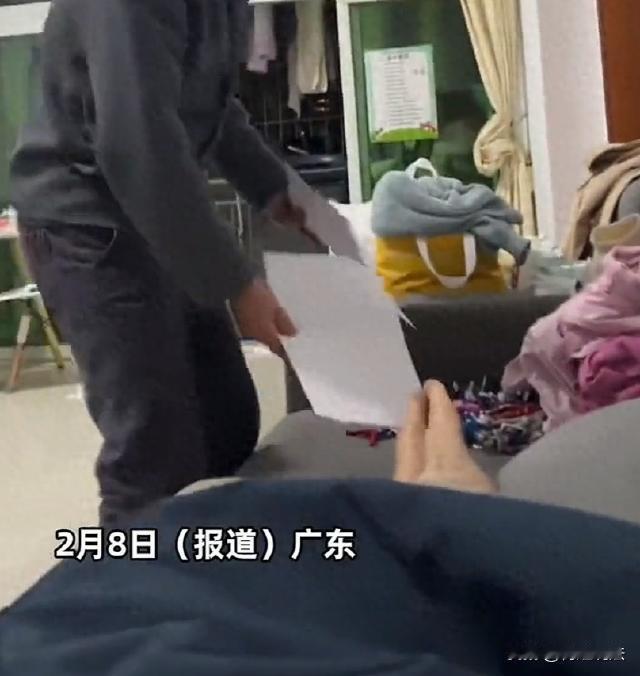 广东，一男子因母亲患癌忙前忙后，身心俱疲的他希望弟弟能来换班照顾，弟弟虽赶来但没