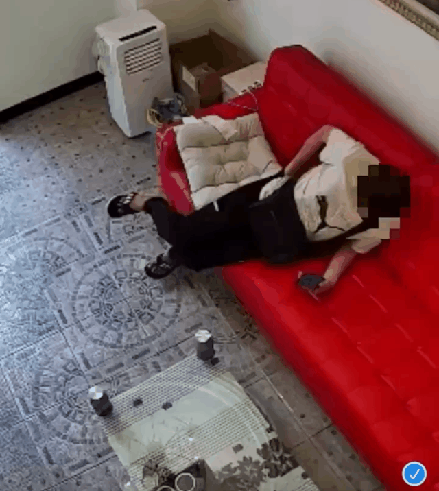 排队等着看牙医就老老实实的等着呗，憋不住了就去上厕所，你用手抠出来抹桌子上算是怎