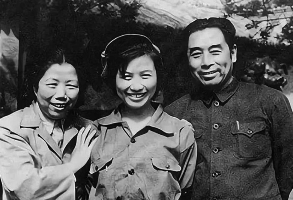 1951年，周总理的女婿在朝鲜与金日成的女秘书公然同居，彭德怀气急败坏，总理得知