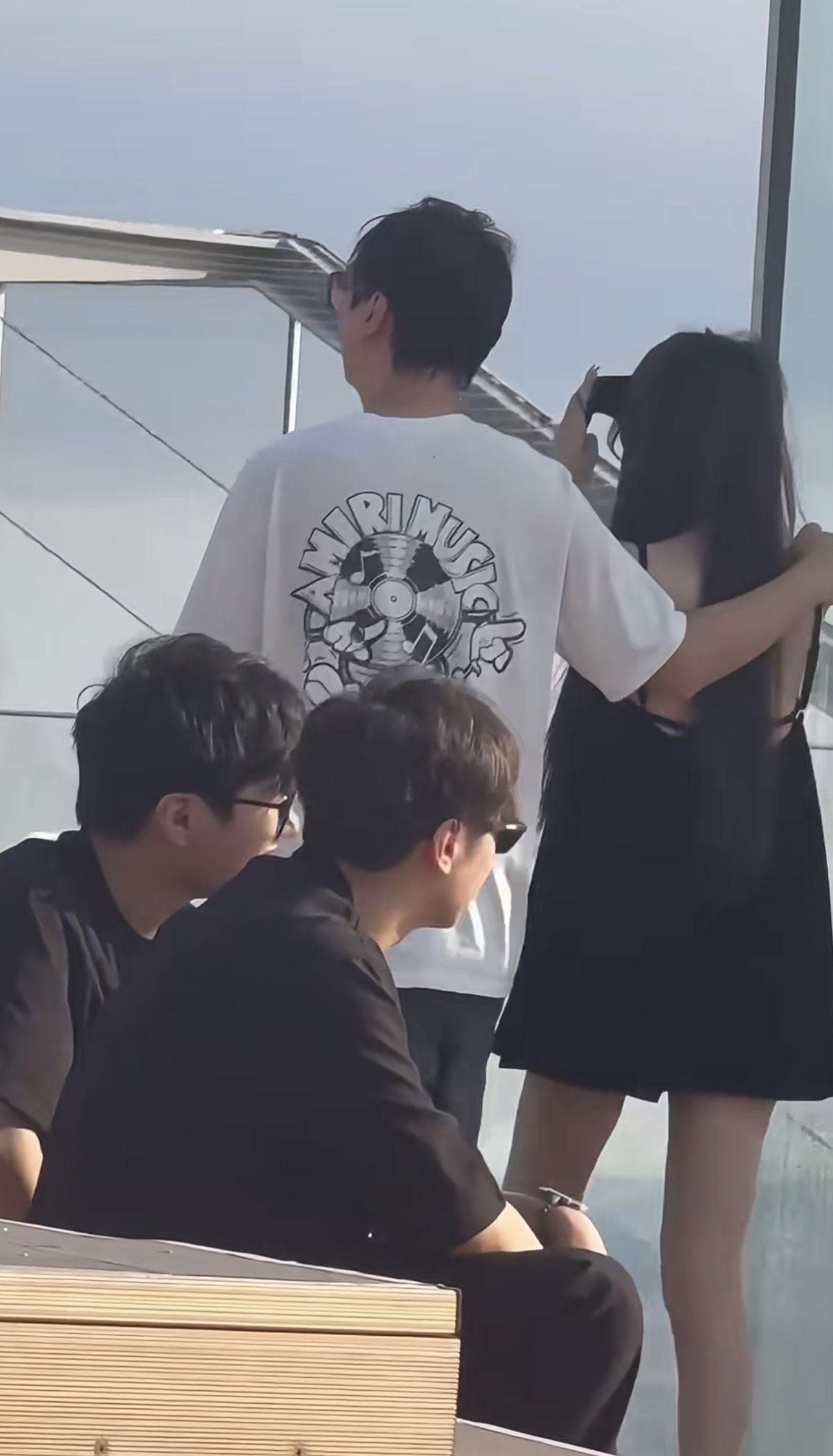 王思聪搂着美女出行，他能有什么烦恼呢？