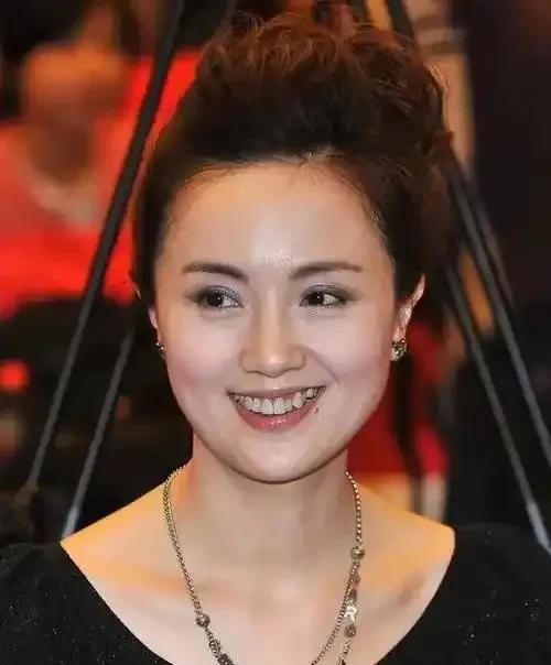 大家可能不知道吧，朱媛媛今年才51岁，已经是国家话剧院一级演员，23岁毕业于中