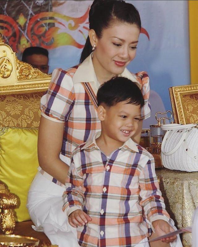 西拉米微笑时很淑女，大笑起来有种傻妞的感觉。果然微微一笑很倾城，人在大笑时多多少