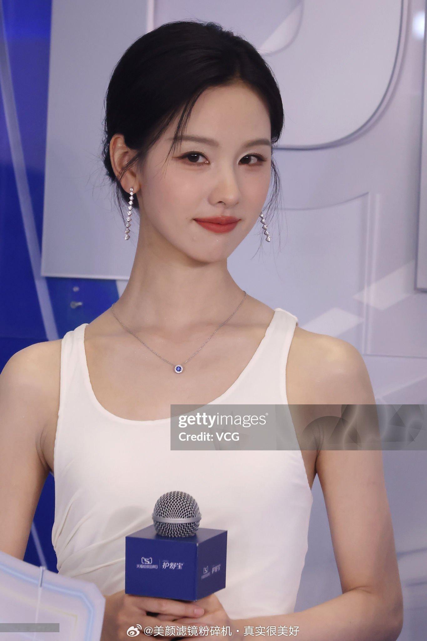 陈都灵陈都灵额头受伤陈都灵护舒宝活动生图😘希望嘟嘟早日康复​​​
