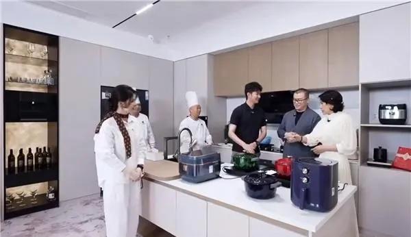 6月5日上午，河南郑州董明珠健康家中原店开业。在直播过程中介绍格力一款煲汤锅时，
