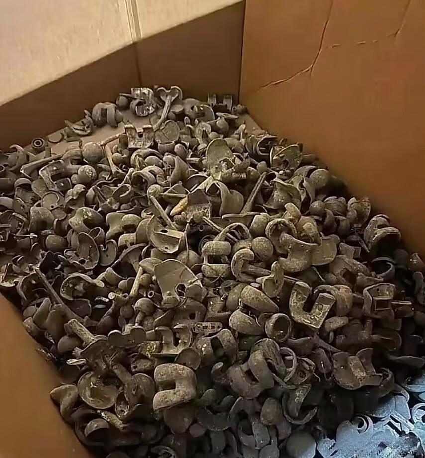 我朋友在火葬场上班，见骨灰里有手术留下的钛合金钢板、钢钉，觉得值钱就攒了一箱想卖