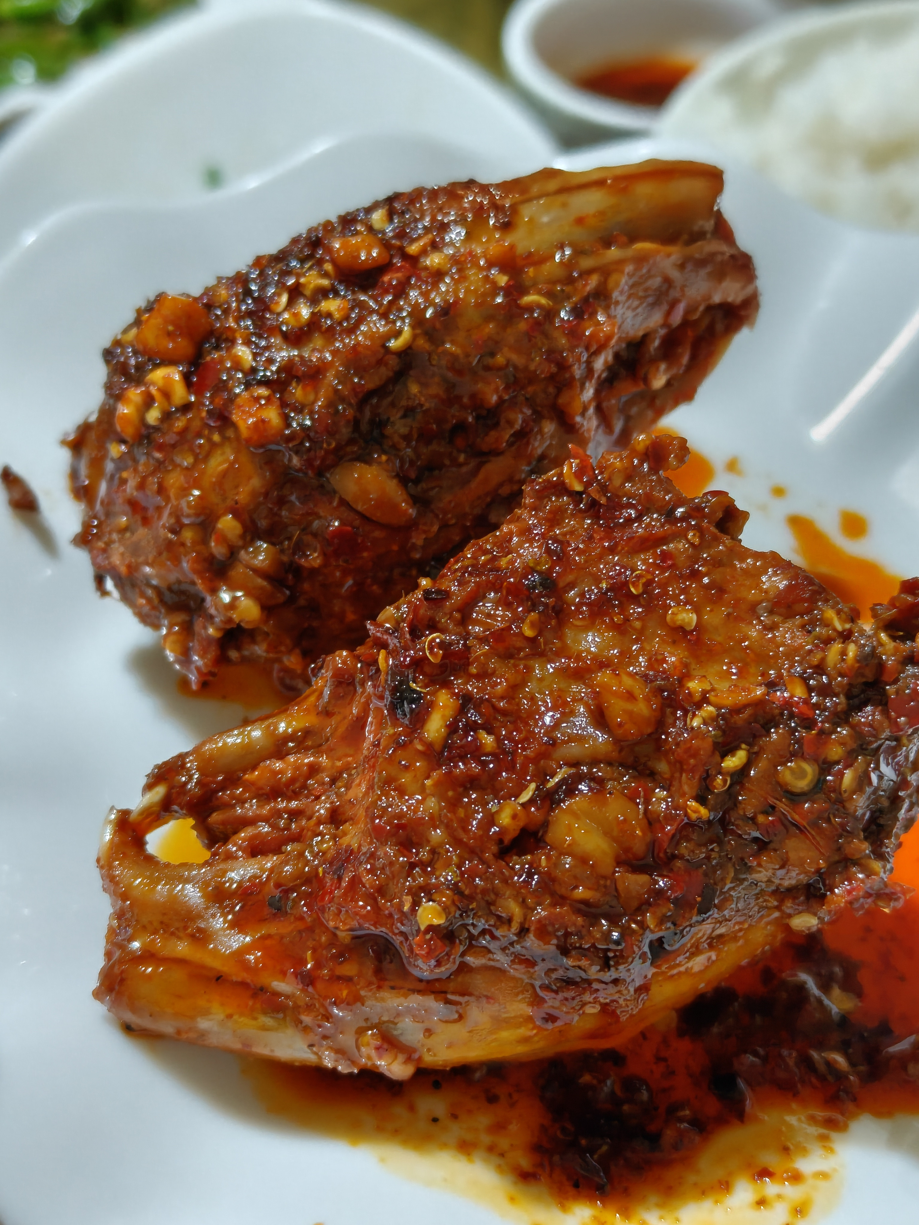 被的涉猎面震惊到了艺术、玩车、玩表、玩相机、数码，美食样样精通听他滔滔不绝的讲不