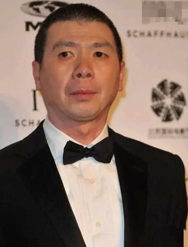 1978年，冯小刚去医院探望朋友，一眼就看上了旁边年轻貌美的护士，刚准备要联系方