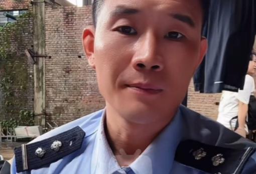 嘎子身穿警服带货还骂人，被老陈盯着了，是真不懂法吗，还是觉得网友是法盲，这次他道