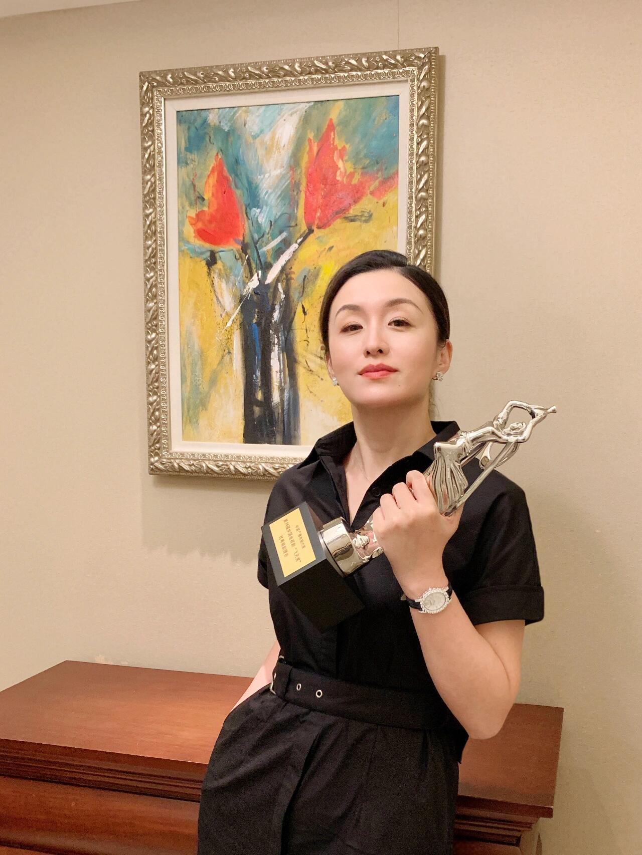 怪不得《繁花》这剧一会很高级，一会很狗血的，原来背后另有高人啊！[笑着哭]之前秦