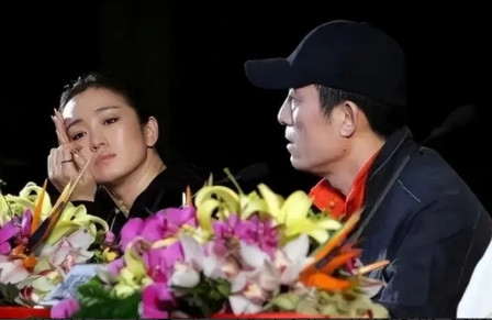 2006年，曾有记者问张艺谋：“你当初不顾一切都要和巩俐在一起，为什么相爱8年却