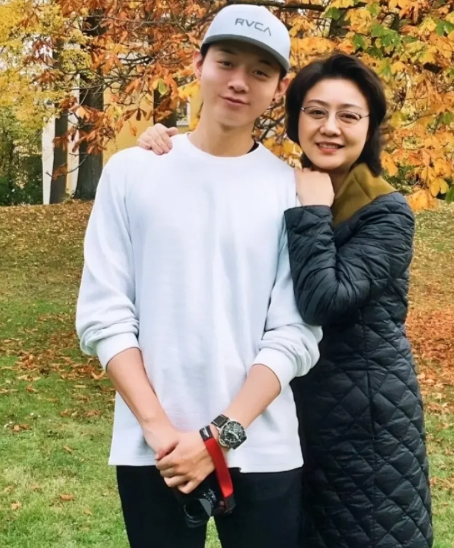 这是李胜素和霍尊的一张合照，有网友表示两个人的合影不太合拍。有些人总是往歪了
