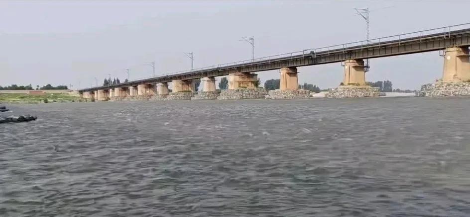 石家庄市新乐三沙河铁道桥下看水，还能看到向上王快水库放水的景象，这背后可有不少故