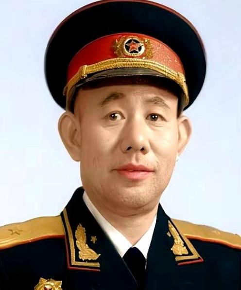 7000人，撞上了28000人。上级的命令是：快跑，别回头。可有个师长，叫黄