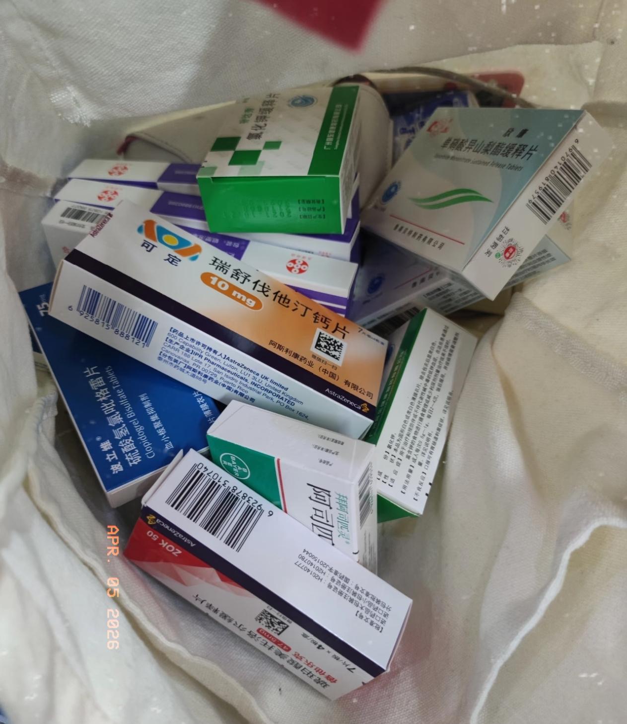 昨天老公实在撑不住了，一个人躲在卧室里放声大哭，痛痛快快把情绪都释放出来了。