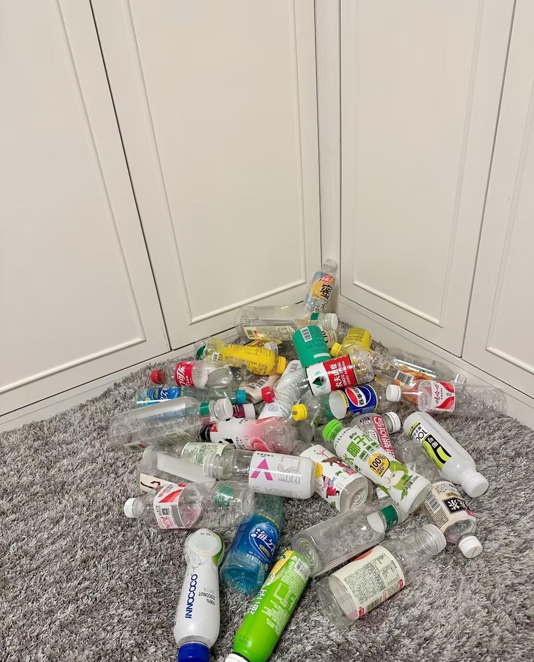 清洁工私下卖了几十个厂里捡的员工喝剩下的空饮料瓶，一共卖了16元，这事让人事经理