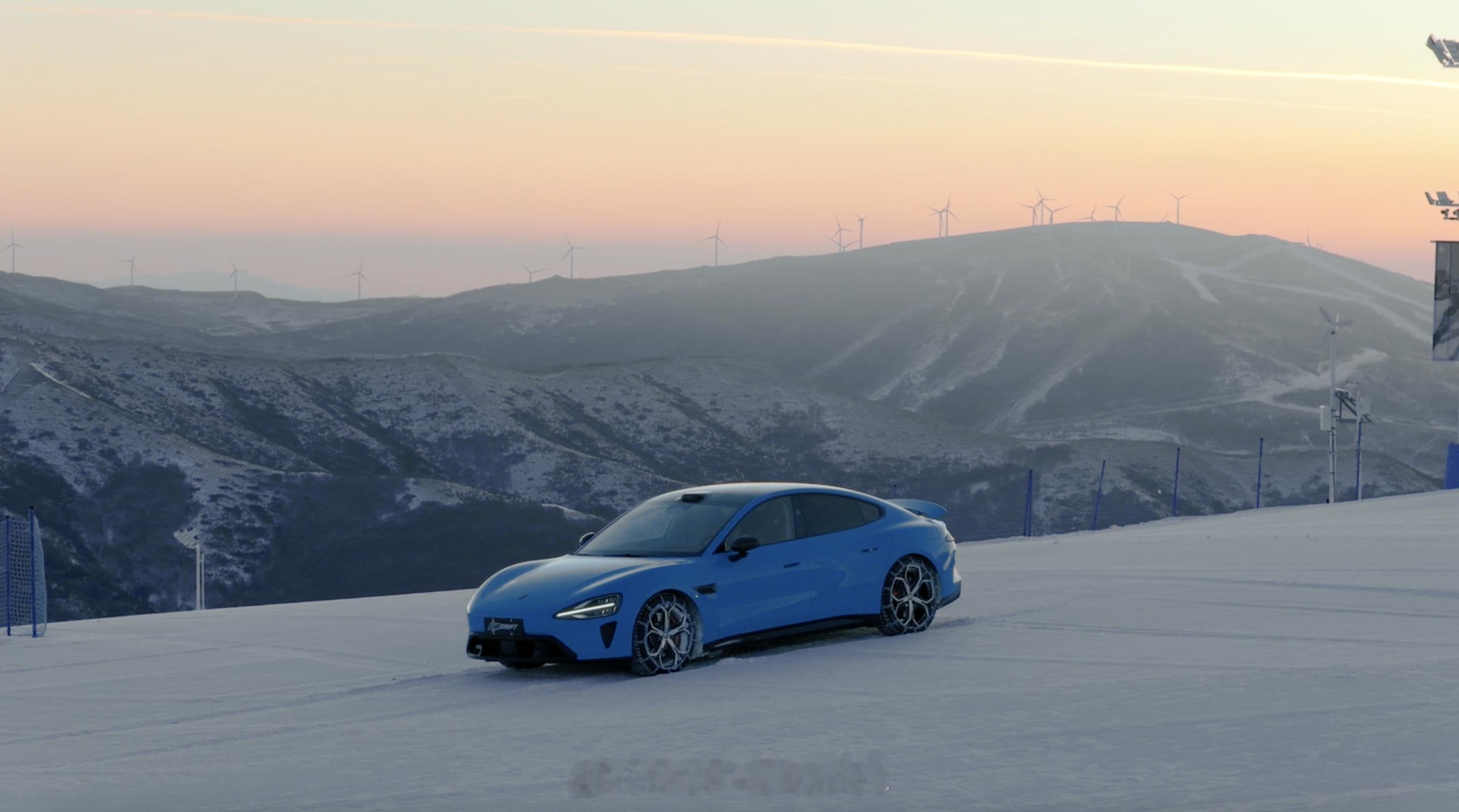 刚看完新一代小米SU7在雪地漂移的大片，卡布里蓝视觉效果帅到爆，强烈推荐你们去看
