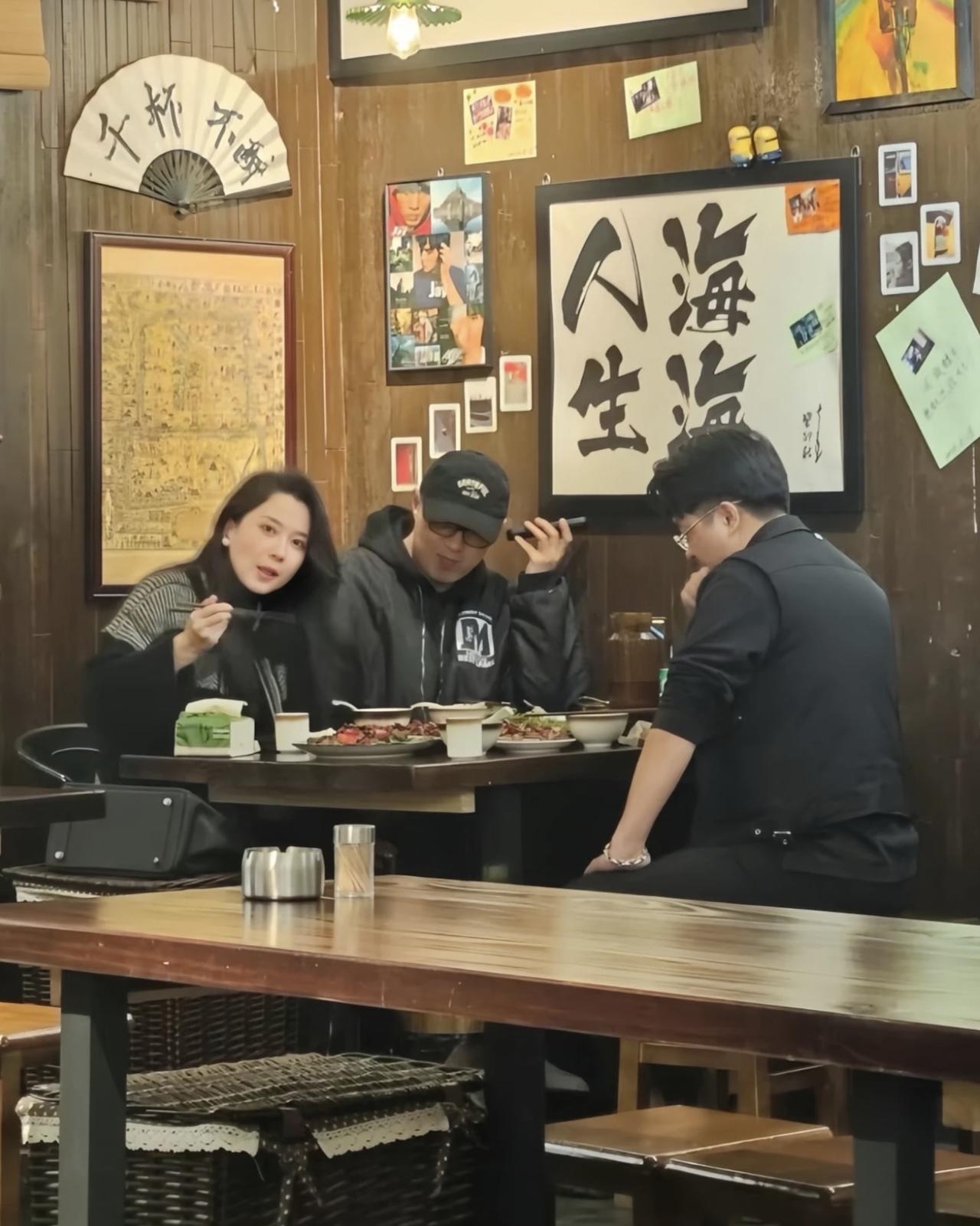 近日，有位网友在乌鲁木齐偶遇汪峰，他带着女友森林北和友人吃饭的画面。汪峰真的