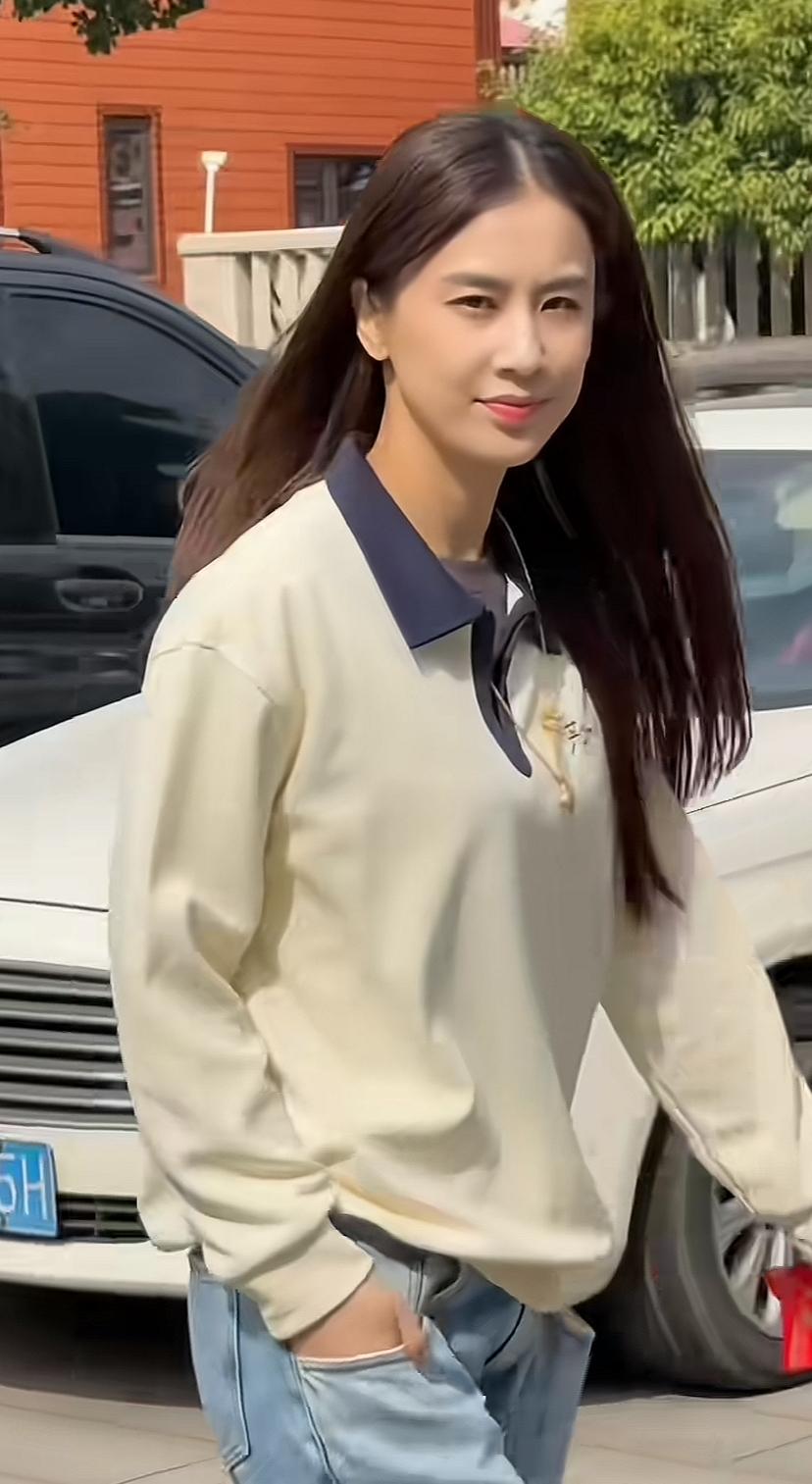 43岁的黄圣依，和20多岁的小姑娘没啥区别吧。十年前见过她本人一次，皮肤