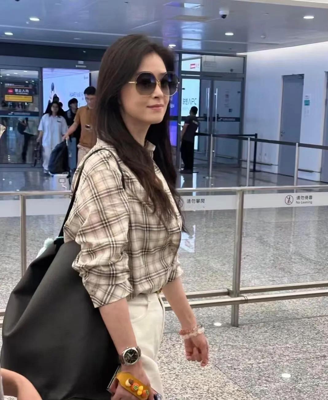 蒋欣机场私服，简约又时髦格纹衬衫+白色阔腿裤，慵懒随性还显高挑✨大包包一