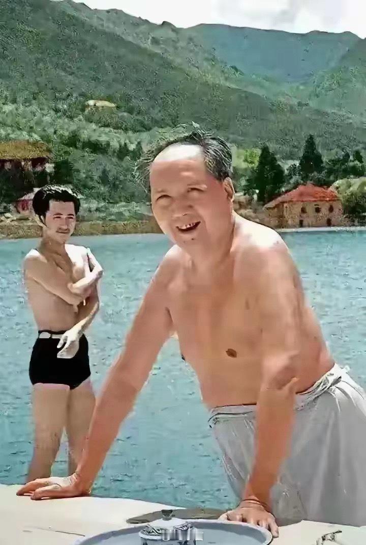下面这张毛主席的照片是我见过的唯一上半身裸露的照片，这应该是游泳时拍照的。他身后