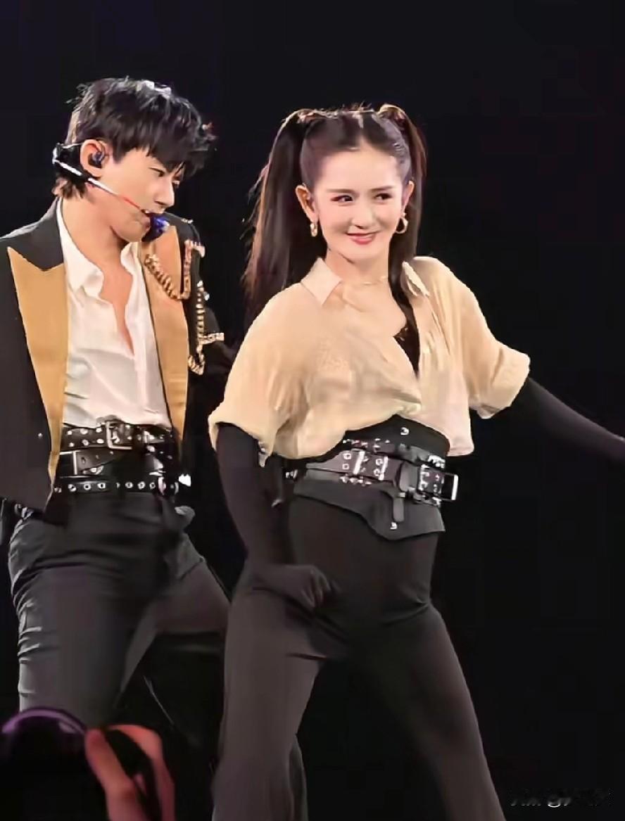 张杰和谢娜是让人羡慕的一对，谢娜比张杰大了几岁，但是一点都看不出来，一位主持人和