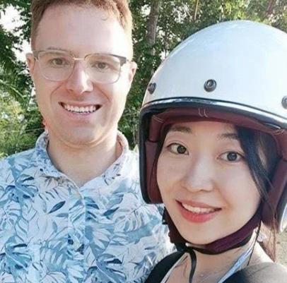 福建女孩林娜去清迈旅行时，意外邂逅了希腊男人斯皮尔，两人迅速坠入爱河，相识不久便