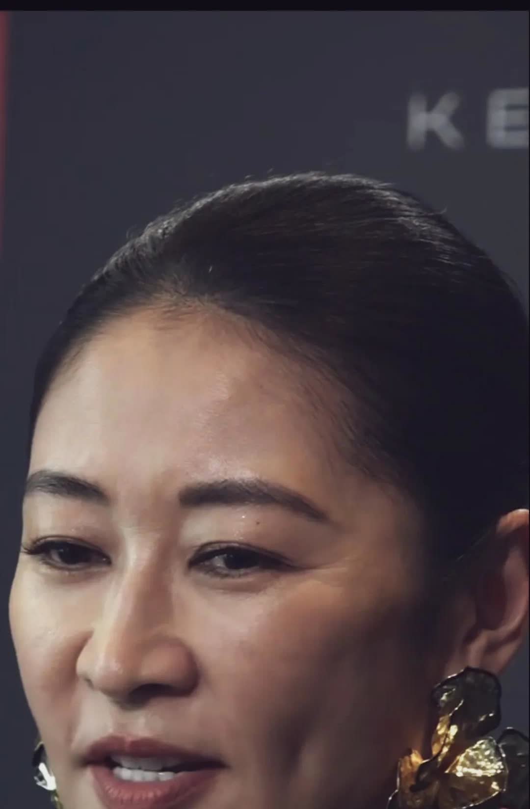 梁静怼着脸照，看上去面部肌肉松懈了，脸上也没啥有皱纹，就是坑坑洼洼不好看了。