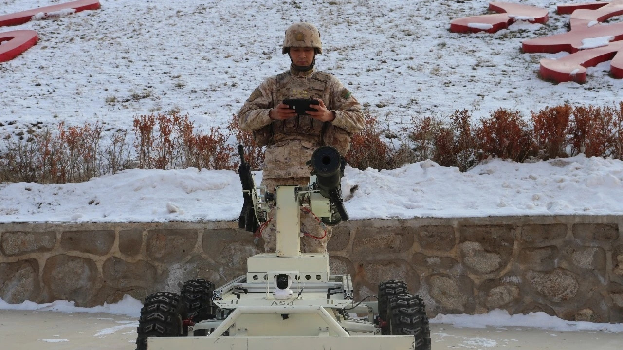 基层战士改装的无人战车，有枪有筒子。