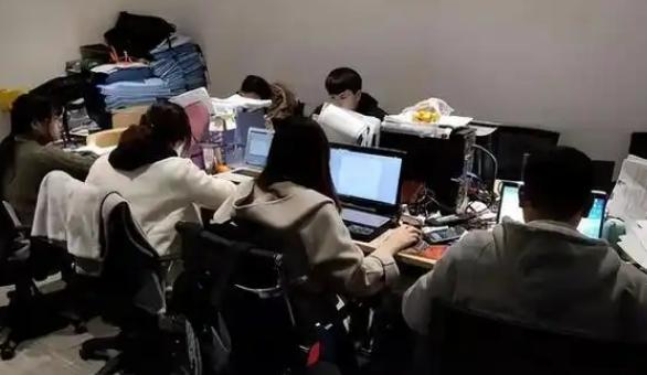 北京，一名28岁航天公司CEO因中秋调休安排引发争议，要求70名员工周六休息、周