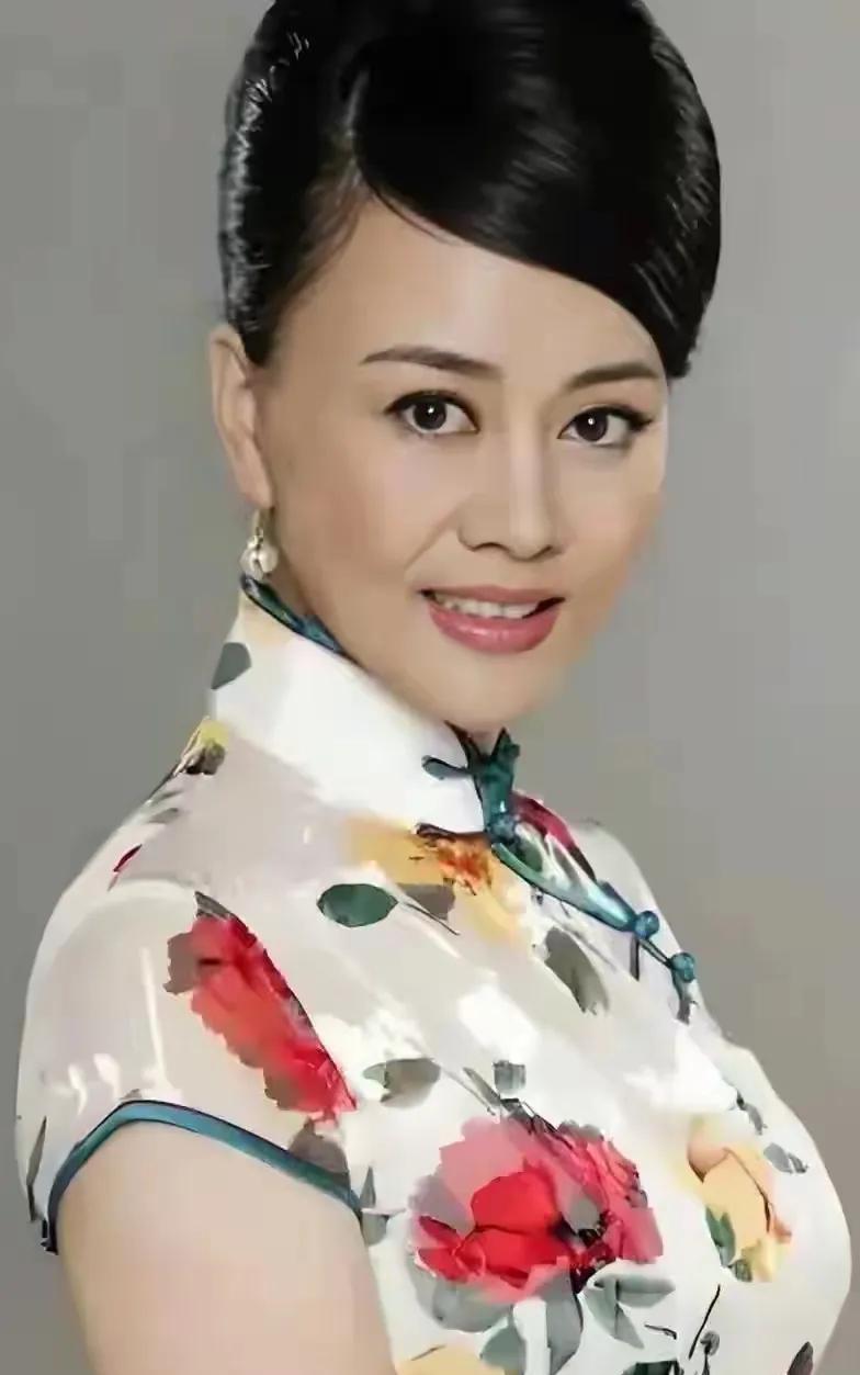 范春霞长得这么漂亮，1989年出道参演电视剧《五朵金花的儿女》，至今参演了许多影