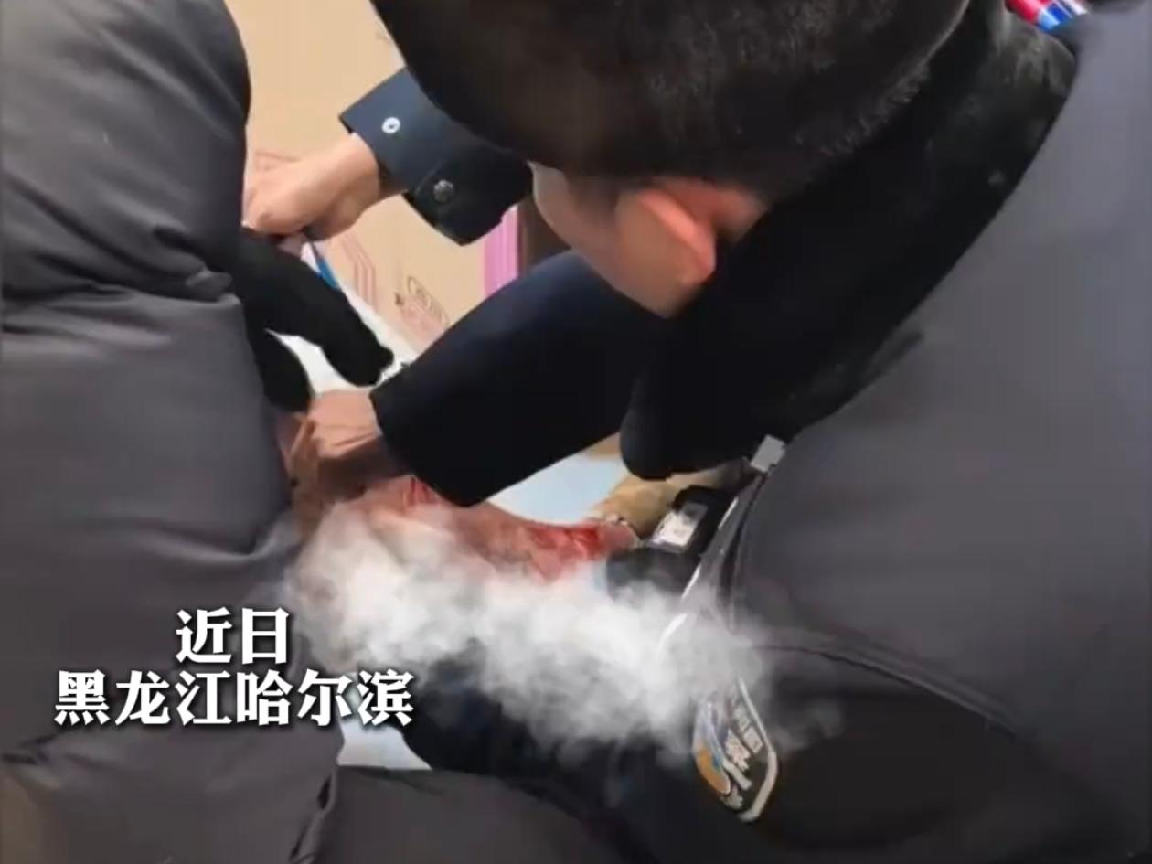 哈尔滨中央大街寒夜里，一男的陪女朋友逛街，走着走着腿上开始渗血，裤子湿了一大片，
