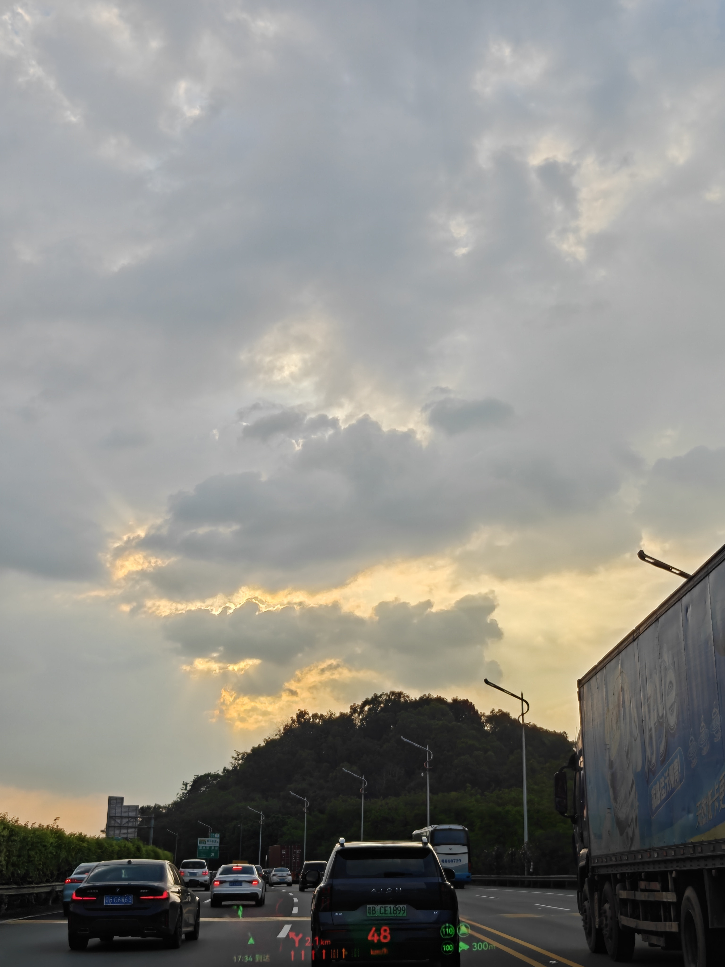 下班开着尊界，看着夕阳，听着日落大道，这种感觉绝了[笑着哭]​​​