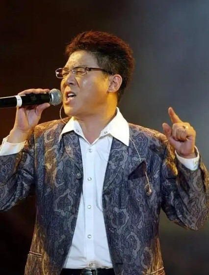 歌手姜育恒说：“我从小出生在韩国，我也是在那边上学，但是我的父母跟我说，那里只是