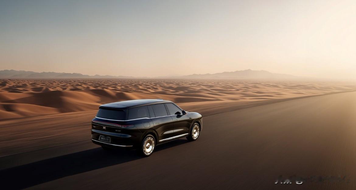 一位车主选择了智己，往往意味着对技术的追求、对安全的不妥协和对长期价值的认同。今