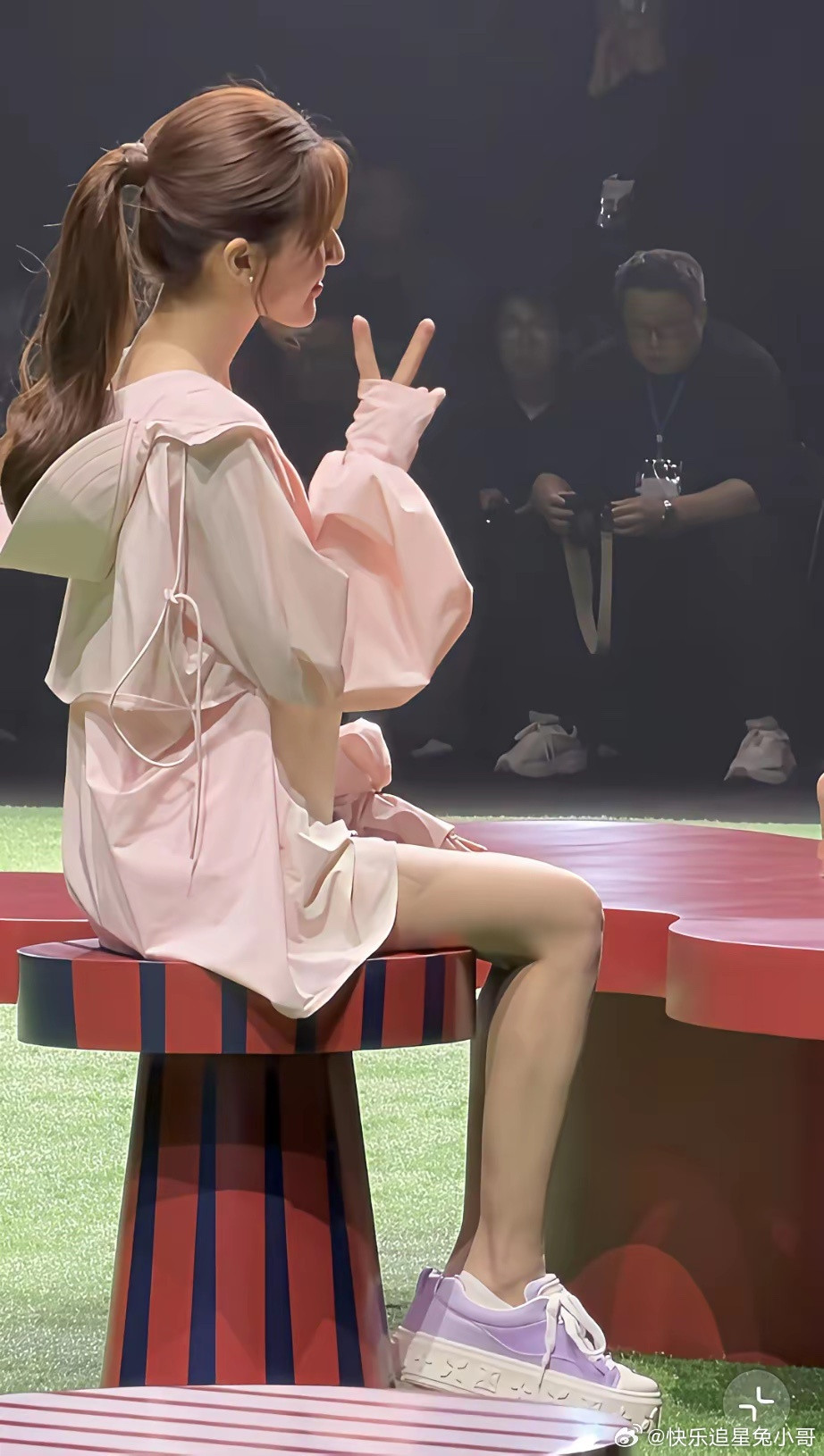 赵露思这次参加时装周活动的位置好奇葩，别的嘉宾都是坐在对面观众席，而她坐在秀场的