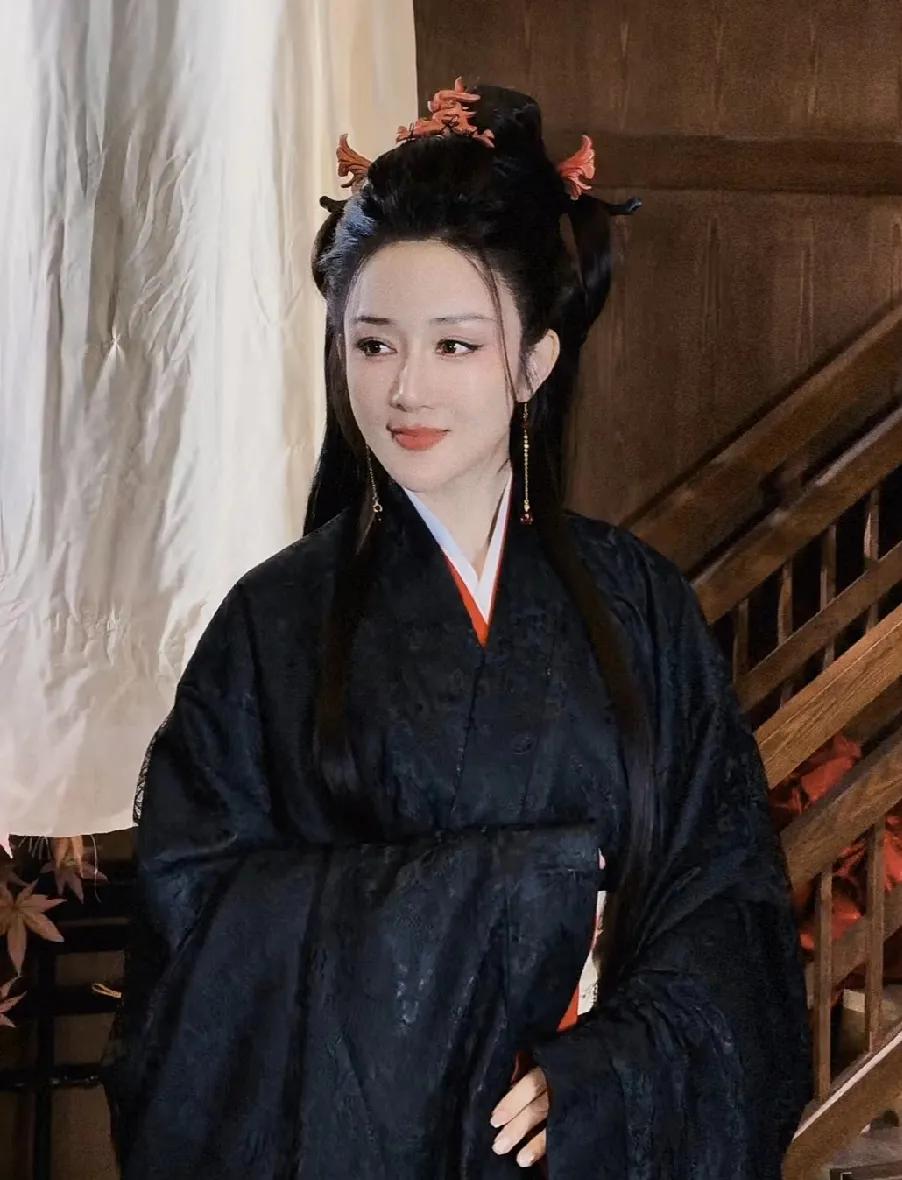 李依晓万万没想到，因为自己身上有一种岁月静好的美，演了经典角色虞姬。而自从《