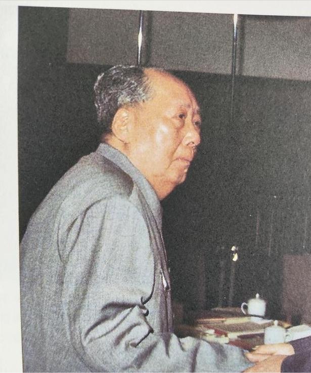 毛主席在去世之前，留下两个谜团。1976年9月8日夜里，北京那间病房里，监视器上