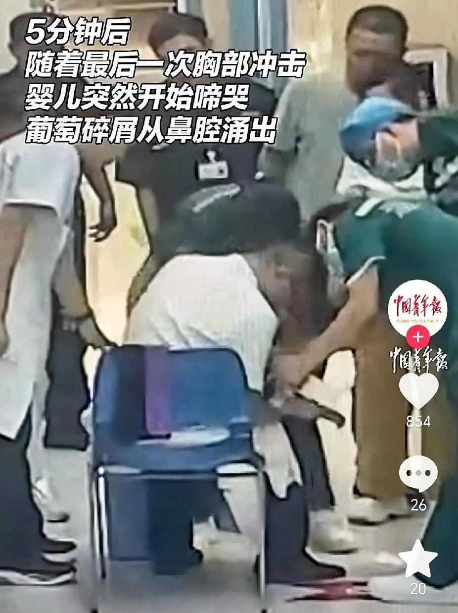 最担心的事情还是发生了！一个才10个月的小宝宝吃葡萄的时候，不小心被葡萄卡住了气