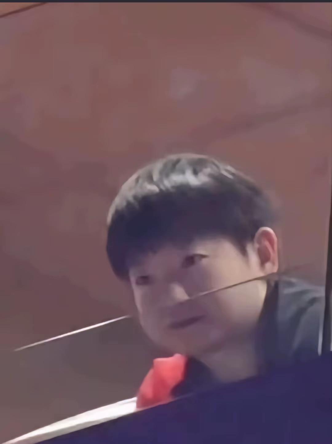 WTT香港乒乓球女单决赛前，在现场看到莎莎，真是圆圆的姑娘。在男单比赛时，莎莎