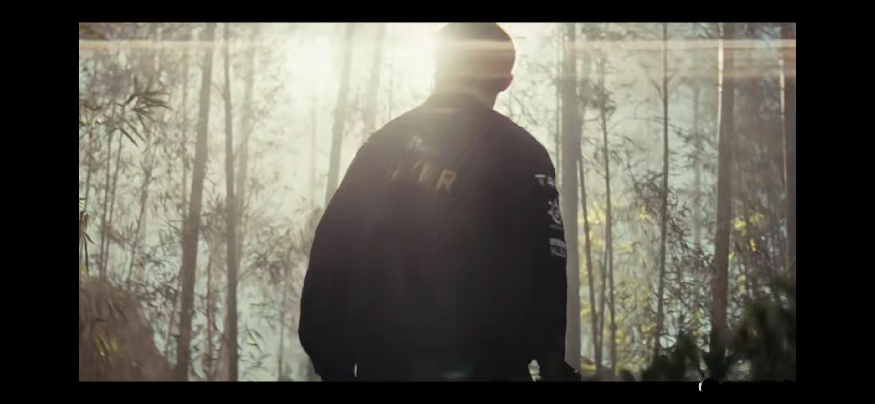 Faker还是那个最高的山，虽然平时会戏称大飞，但没人可以抹灭他的成就，电竞第一