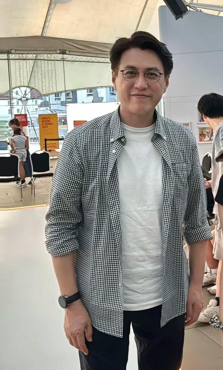 48岁靳东爱丁堡艺术节状态引热议：儒雅依旧，亲民互动获赞！[比心]当地时间8月