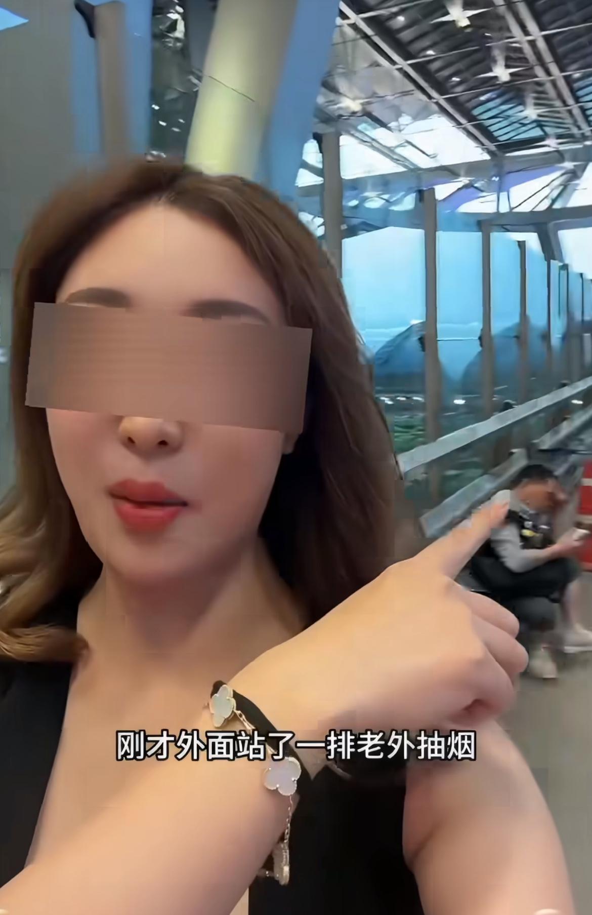 泰国机场吸烟室专逮中国人，女子发现本来吸烟室旁边一群外国人在抽烟没人管，后来有十
