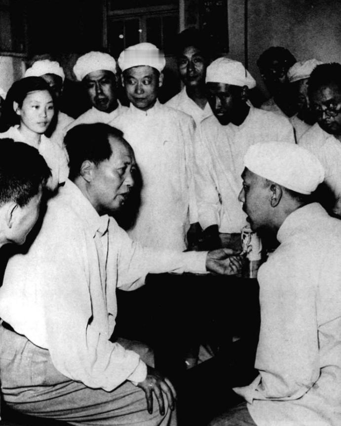 毛主席在餐厅吃完饭，走到窗口无意间望了一眼，没想到竟惹出了一场大麻烦！1958