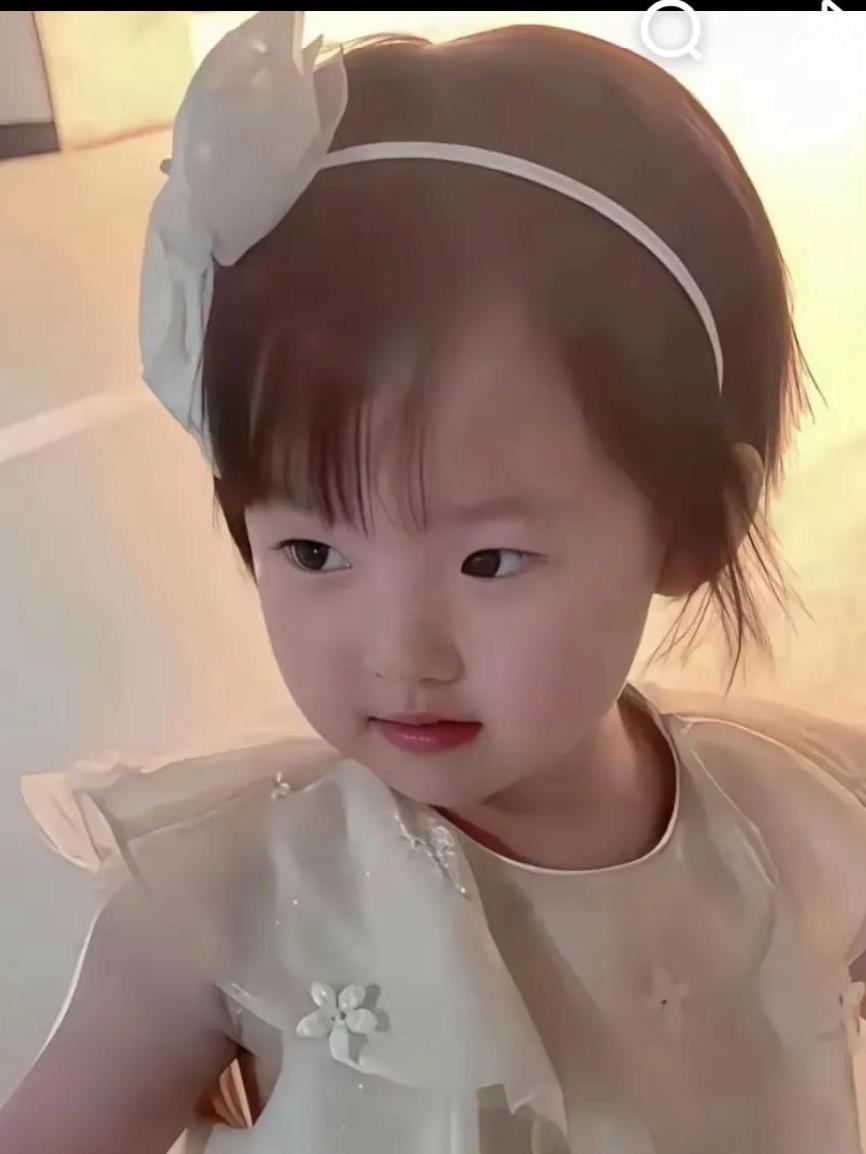 黄一鸣带着女儿直播12个小时，孩子那么小，跟着熬夜出镜，看着真的挺让人心酸。