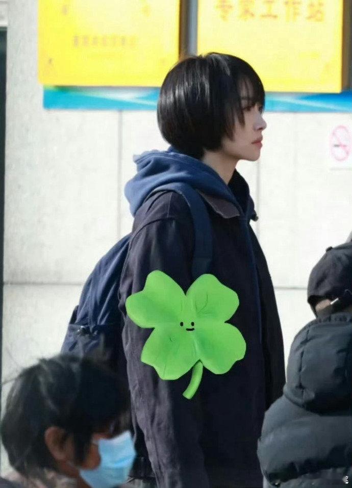 宋茜狂花短发造型宋茜《狂花》短发路透杀疯了！又美又飒，这姐真的长发短发都能打宋