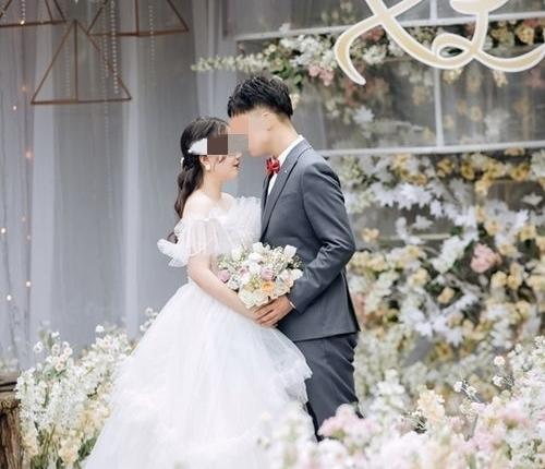 河南商丘，男子和女友订婚后，突然提出分手，女方也主动退还了10万彩礼。分手后不久